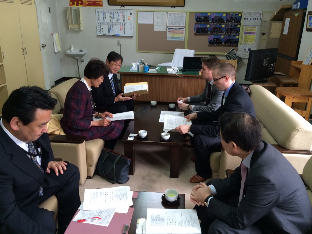 Higashikawan yläkoulun ja Pikkolan koulun rehtoreiden neuvottelu yhteistyöstä
