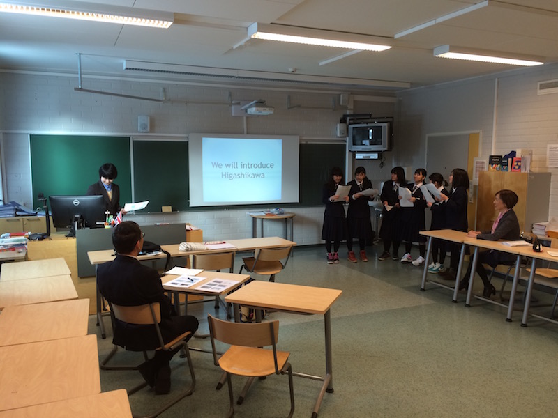 Higashikawalaisten oppilaiden esitys